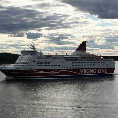 En vikingbåt passerar