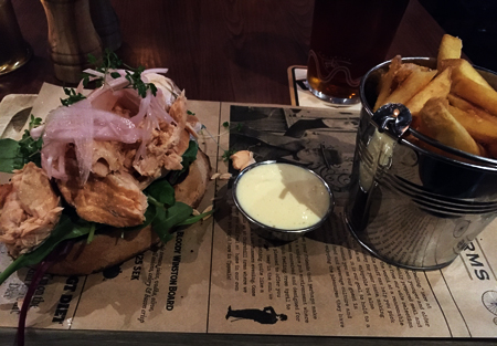 Lax med bröd på planka med pommes och pepparrotsdip Churchill Arms