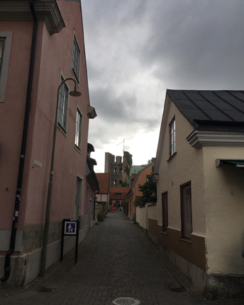 Mörk himmel över hus i Visby