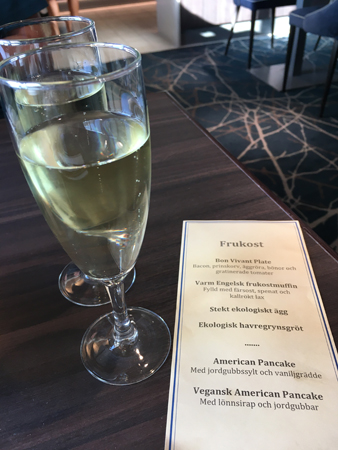 Mousserande och varm frukostmeny