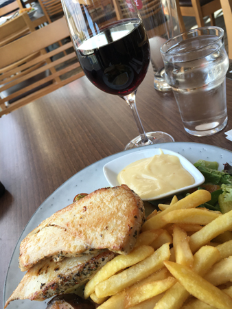 Understekt kyckling strips och ett glas rött