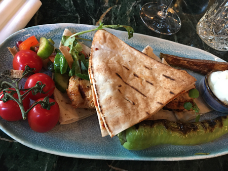 Grönsaker bröd och kyckling Byblos