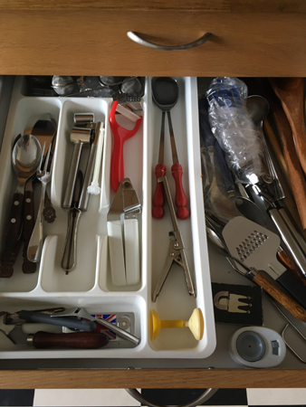 Låda med div köksredskap