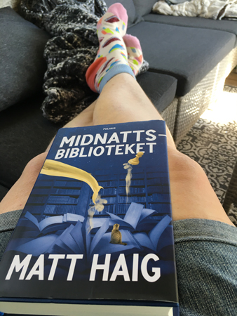 Läsning i shorts på nedre verandan