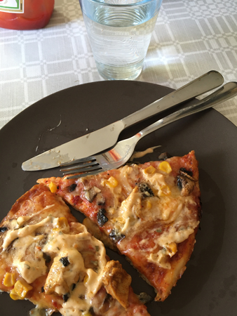 Två slicar pizza och vatten