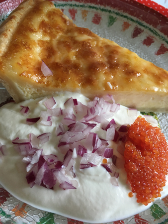 Västerbottenpaj gräddfil rom rödlök