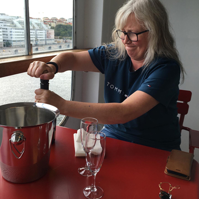 Anna öppnar skumpan