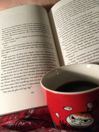 Bokuppslag och kaffe på sängen