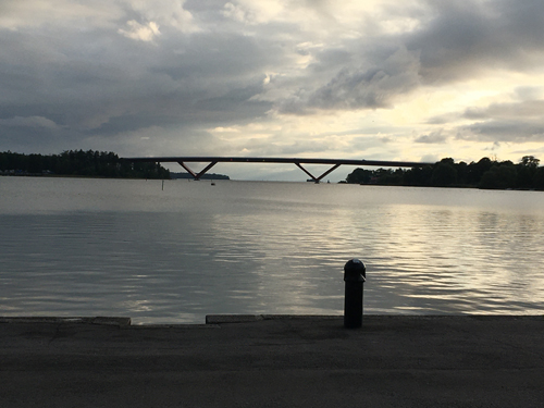 Motalabron i augustiskymning