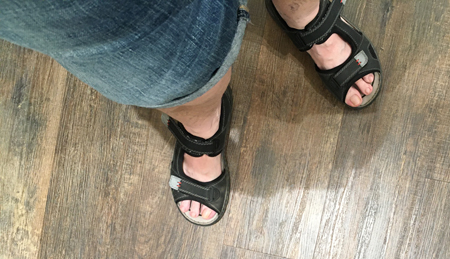 Shortsben och sandalfötter