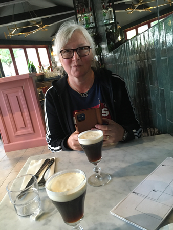 Anna med Irish coffee