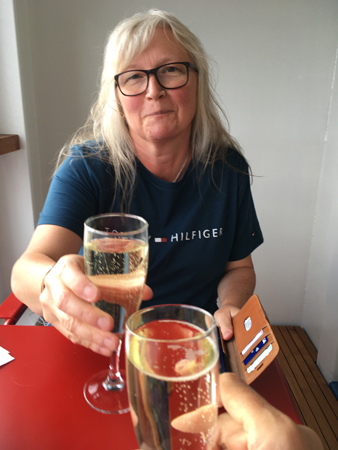 Anna och jag skålar med skumpan