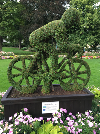 Grön cyklist i Motala stadspark
