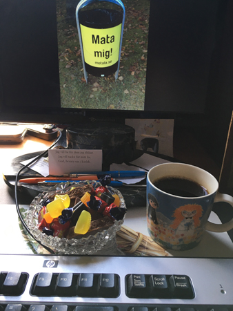 Kaffe och godisskål vid datorn papperskorg Mata mig på skärmen