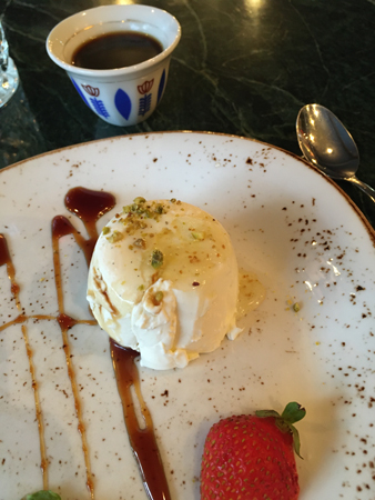 Kardemummakaffe och pannacotta Byblos