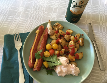 Kycklingkorv hemgjorda potatisklyftor grönsaker räksallad Staropramen