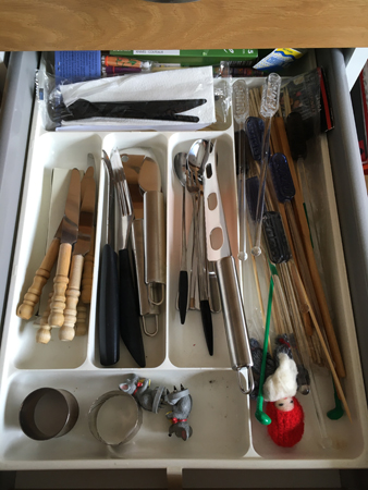 Låda med ostknivar ätpinnar o drinkpinnar