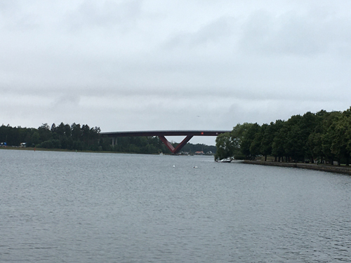 Motalabron i gråväder