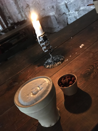 Klosteröl nötter och tänt ljus i ruinen