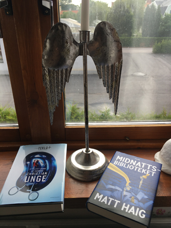 Böckerna Ett litet korn av sanning och Midnattsbiblioteket