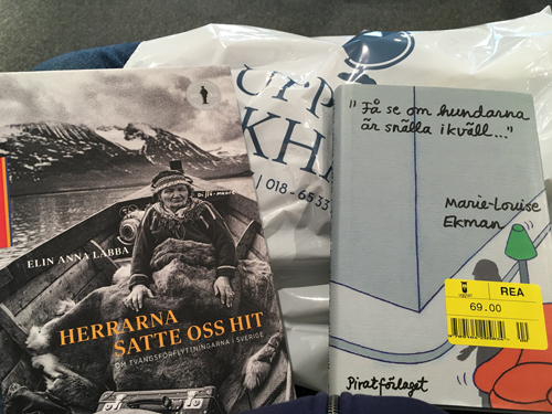 Böckerna Herrarna satte oss hit och Få se om hundarna är snälla i kväll