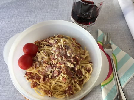 Pasta Carbonara i matlåda o ett halvt glas rödvin