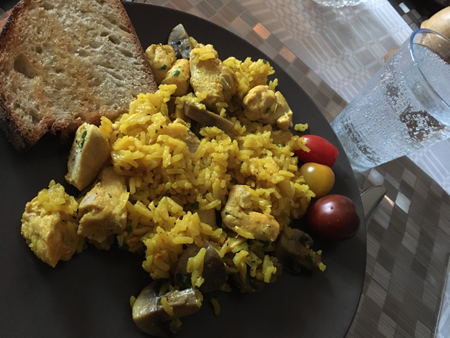 Annas saffranskyckling med ris och vitlöksbröd