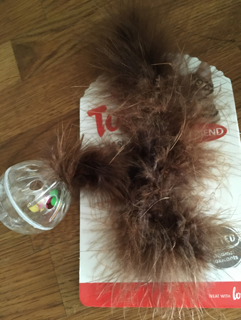 Brun fluffig kattleksak med boll till katterna på födelsedagen