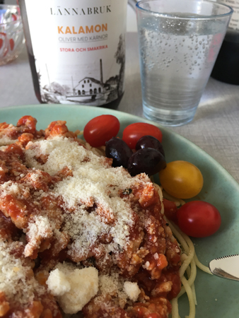 Kycklingfärspasta med oliver från Lännabruk och tomater