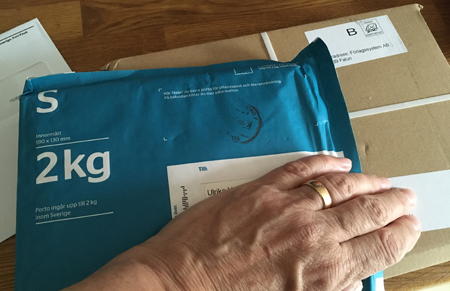 Min hand på två paket