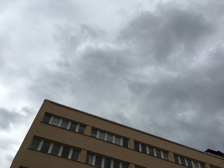 Moln över hus på Kungsgatan