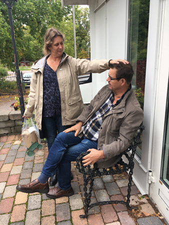 Finske Pinnen vilar ut på en bänk o Fem bredvid Fullerö