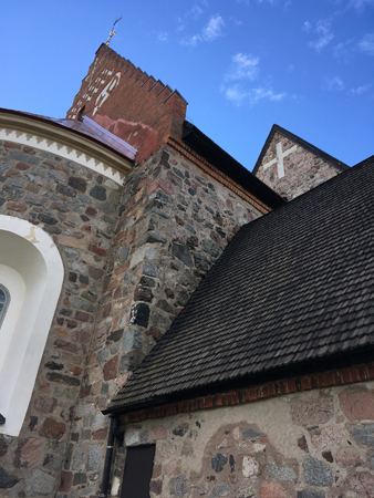 Gamla Uppsala kyrka exteriör vinklar och vrår
