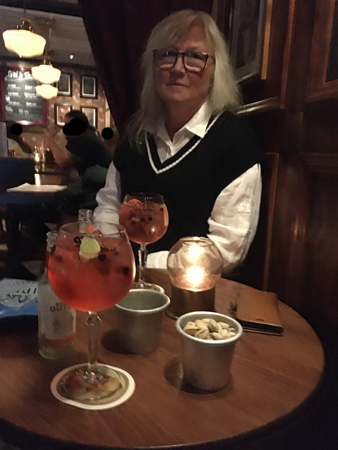 Anna med GT på Churchill Arms