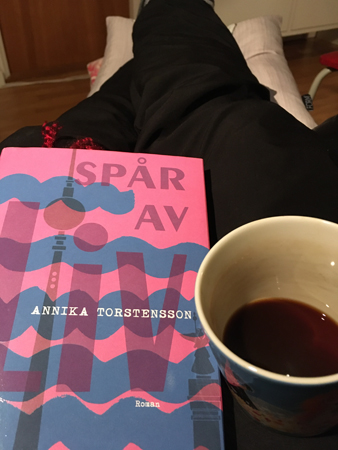 Boken Spår av Liv och kvällskaffe