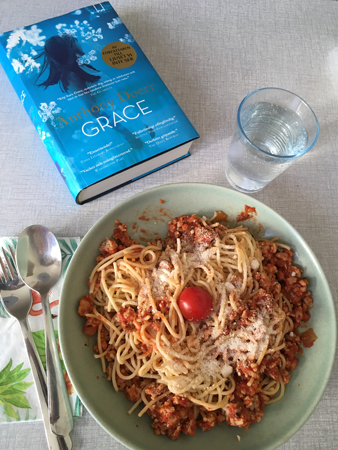 Pasta med kycklingfärssås parmesan tomat vatten o boken Grace