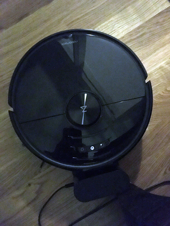 Robert Robotdammsugare på golvet i Salen