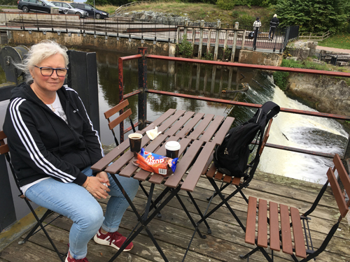 Anna fika o glass vid vattenfallet i Ulva