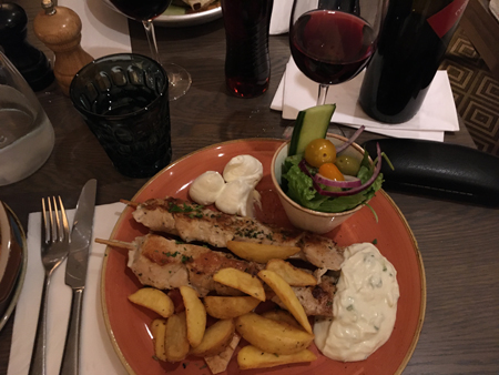 Kycklingsouvlaki med pommes vin Tzatziki