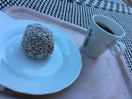 Chokladboll och kaffe i Gamlis