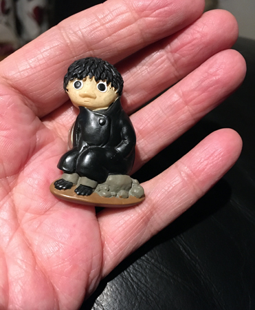 Jag håller Knyttet Toffle som kylskåpsmagnet i min hand Jag håller Knyttet Toffle som kylskåpsmagnet i min hand