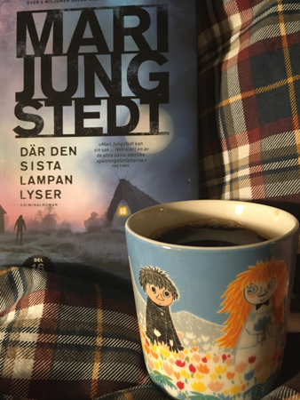 Boken Där sista lampan lyser och kaffe på sängen