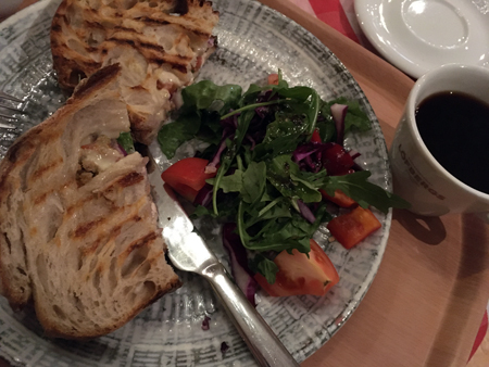 Varm macka och sallad på Café Linné