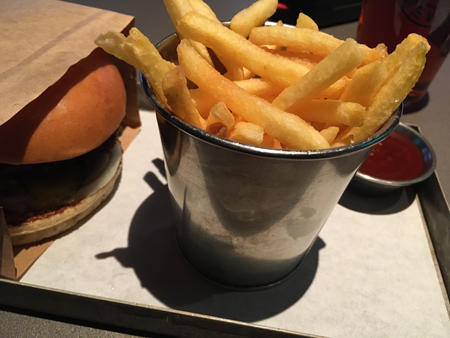 Kycklingburgare med pommes och dip