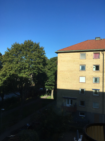 Blå himmel och huset mitt emot