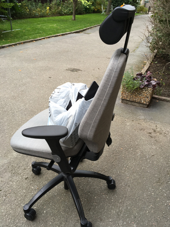 Jobbskrivbordsstolen och en kasse