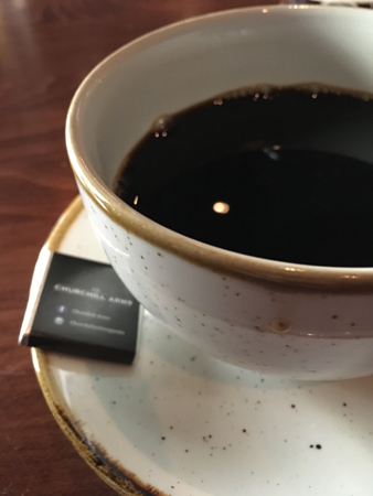 Kaffe på maten med liten chokladbit på Churchill Arms