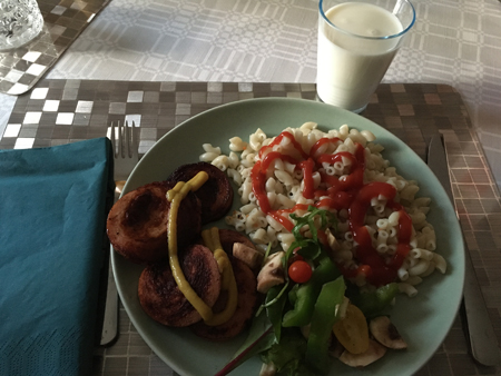 Kycklingkorv och makaroner