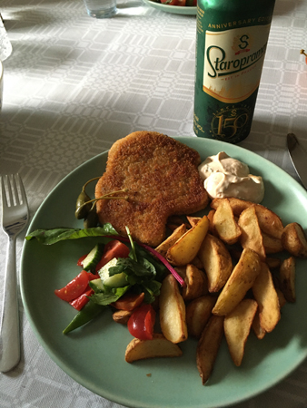 Kycklingschnitzel potatisklyftor sås grönsaker Staropramen