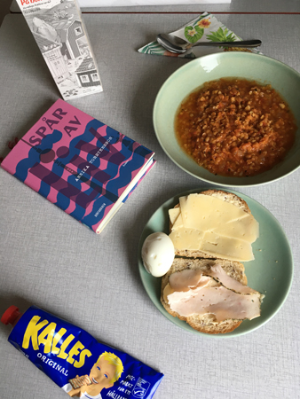 Lunch med Annas linssoppa och boken Spår av Liv